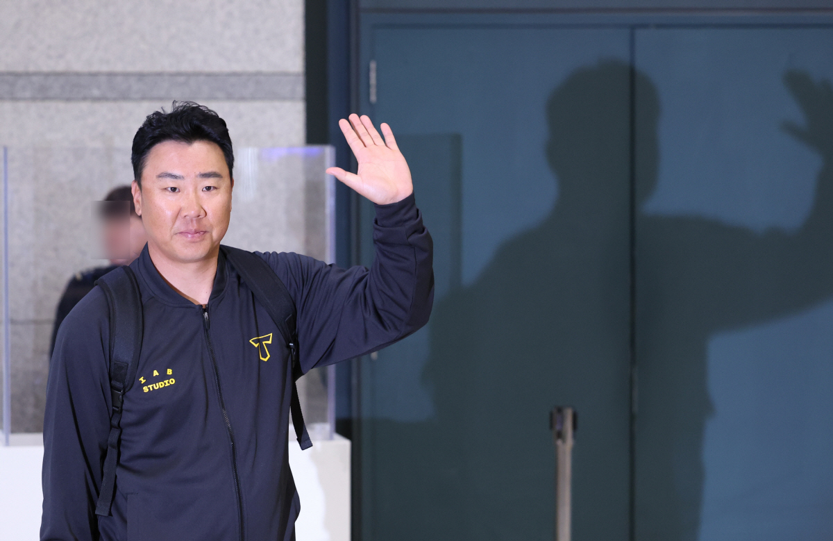▲호주 1차 전지훈련을 마친 KIA타이거즈 이범호 감독이 21일 인천국제공항을 통해 귀국하고 있다.(뉴시스)
