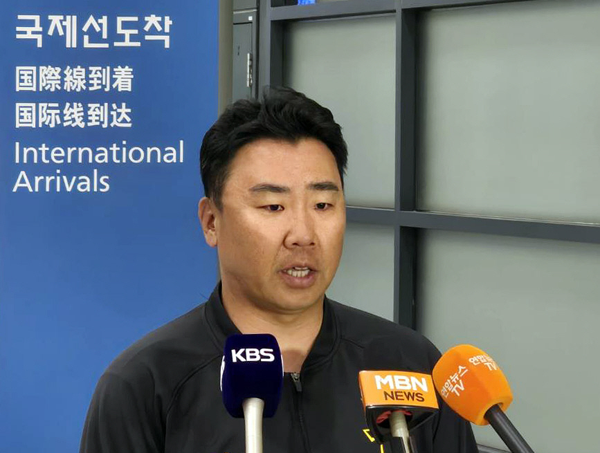 ▲1차 스프링캠프를 마친 프로야구 KIA 타이거즈의 이범호 감독이 21일 인천국제공항을 통해 귀국한 뒤 취재진의 질문에 답하고 있다.(연합뉴스)
