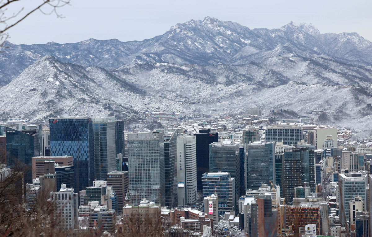 ▲전날 밤 중부지방을 중심으로 폭설이 내린 22일 서울 남산에서 바라본 도심에 눈이 쌓여 있다. 신태현 기자 holjjak@