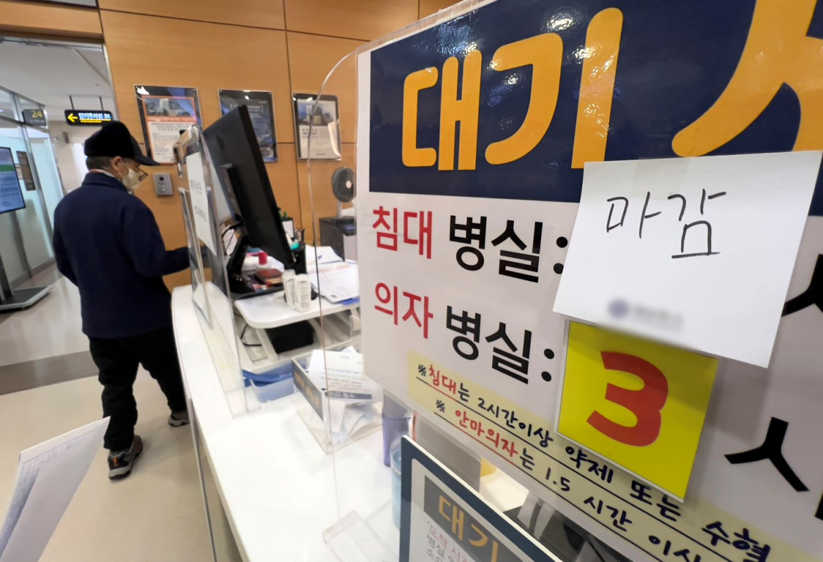 ▲정부의 의대 증원에 반발한 전공의 집단 이탈로 인해 의료공백이 우려되고 있는 21일 오후 서울 시내 한 대학병원에 게시된 진료 대기 시간 안내판에 마감 스티커가 부착돼 있다. (뉴시스)