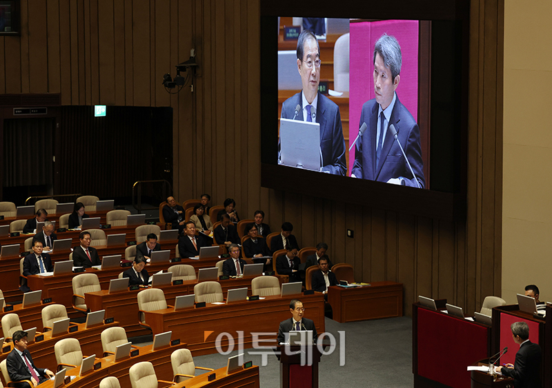 ▲한덕수 국무총리가 22일 서울 여의도 국회 본회장에서 열린 정치·외교·통일·안보·교육·사회·문화에 관한 대정부질문에서 의원 질의에 답하고 있다. 고이란 기자 photoeran@