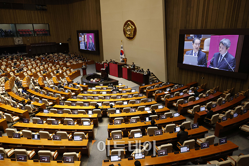 ▲한덕수 국무총리가 22일 서울 여의도 국회 본회장에서 열린 정치·외교·통일·안보·교육·사회·문화에 관한 대정부질문에서 의원 질의에 답하고 있다. 고이란 기자 photoeran@