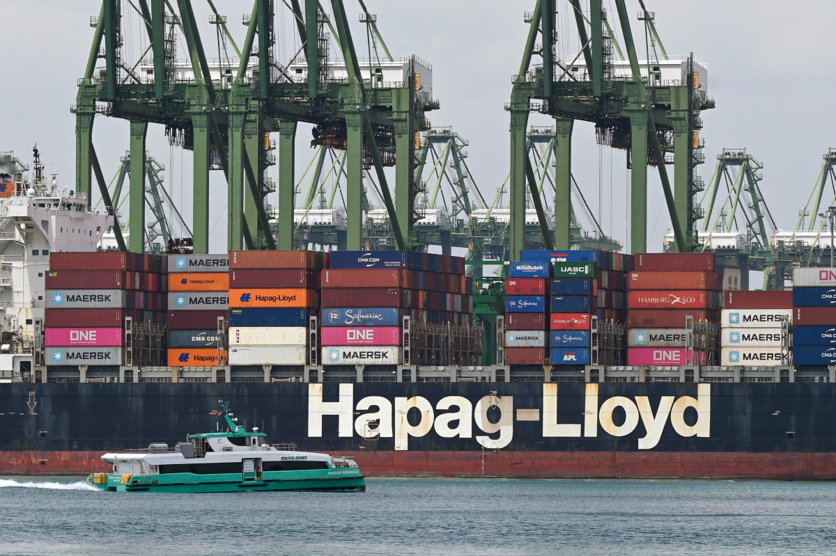 ▲싱가포르 파시르 판장 터미널에서 16일 컨테이너 선박이 보인다. 싱가포르/AFP연합뉴스
