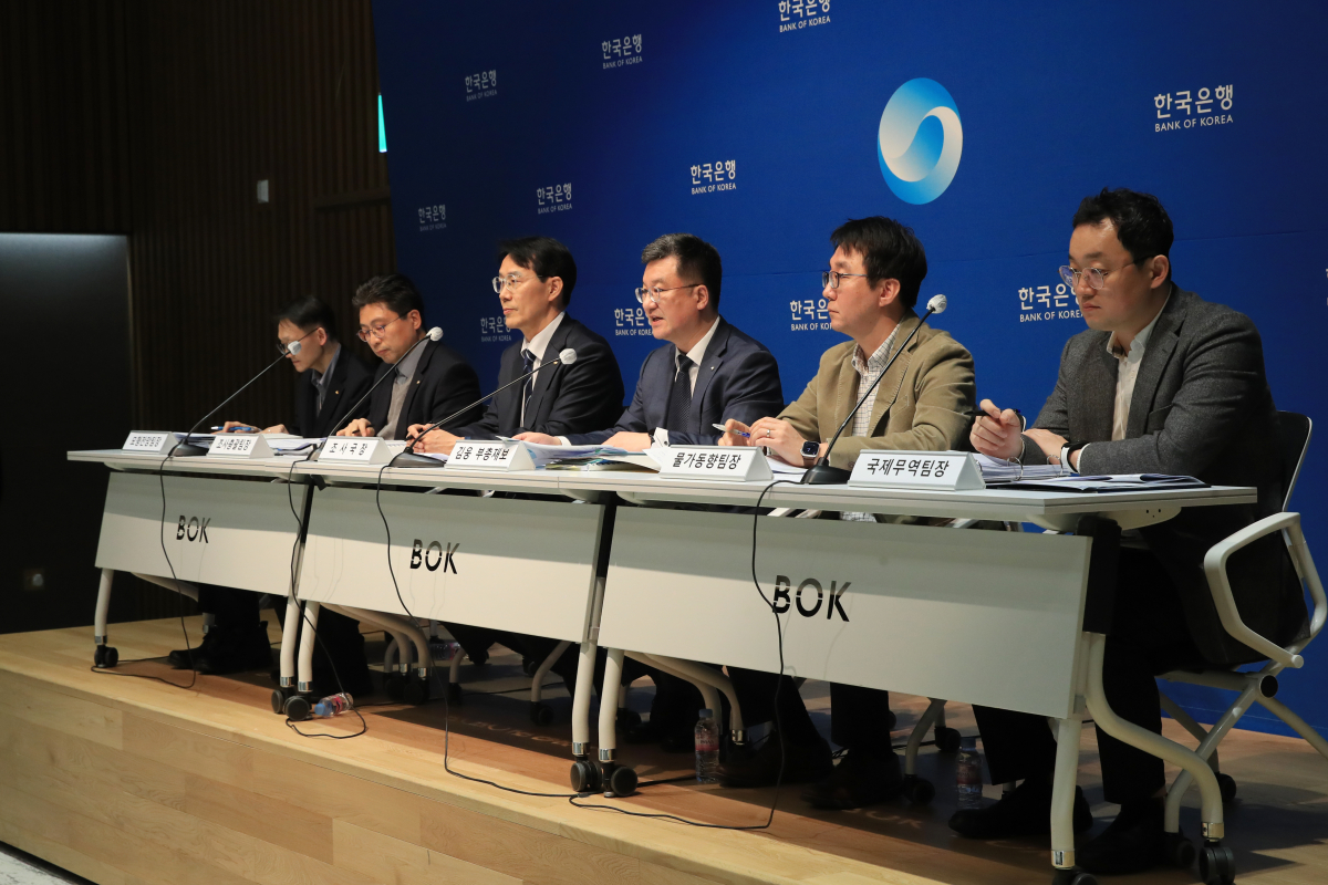 ▲(왼쪽부터) 사진 왼쪽부터 박경훈 모형전망팀장, 김민식 조사총괄팀장, 이지호 조사국장, 김웅 부총재보, 박창현 물가동향팀장, 윤용준 국제무역팀장 (한국은행)