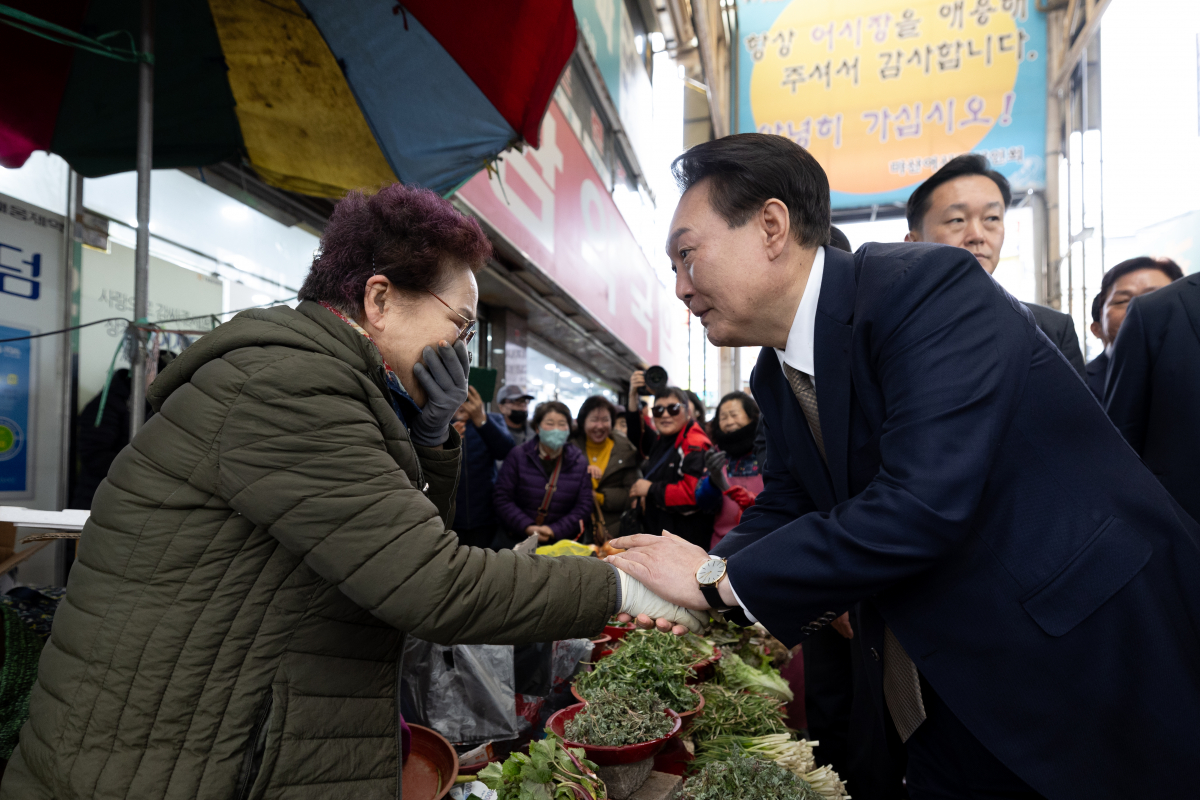 ▲윤석열 대통령이 22일 경남 창원시 마산합포구 마산어시장을 찾아 시민들과 인사하고 있다. (연합뉴스)