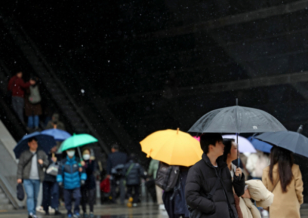 ▲21일 오후 눈이 내리는 서울 용산역 앞에서 시민들이 우산을 쓴 채 걸어가고 있다. (연합뉴스)
