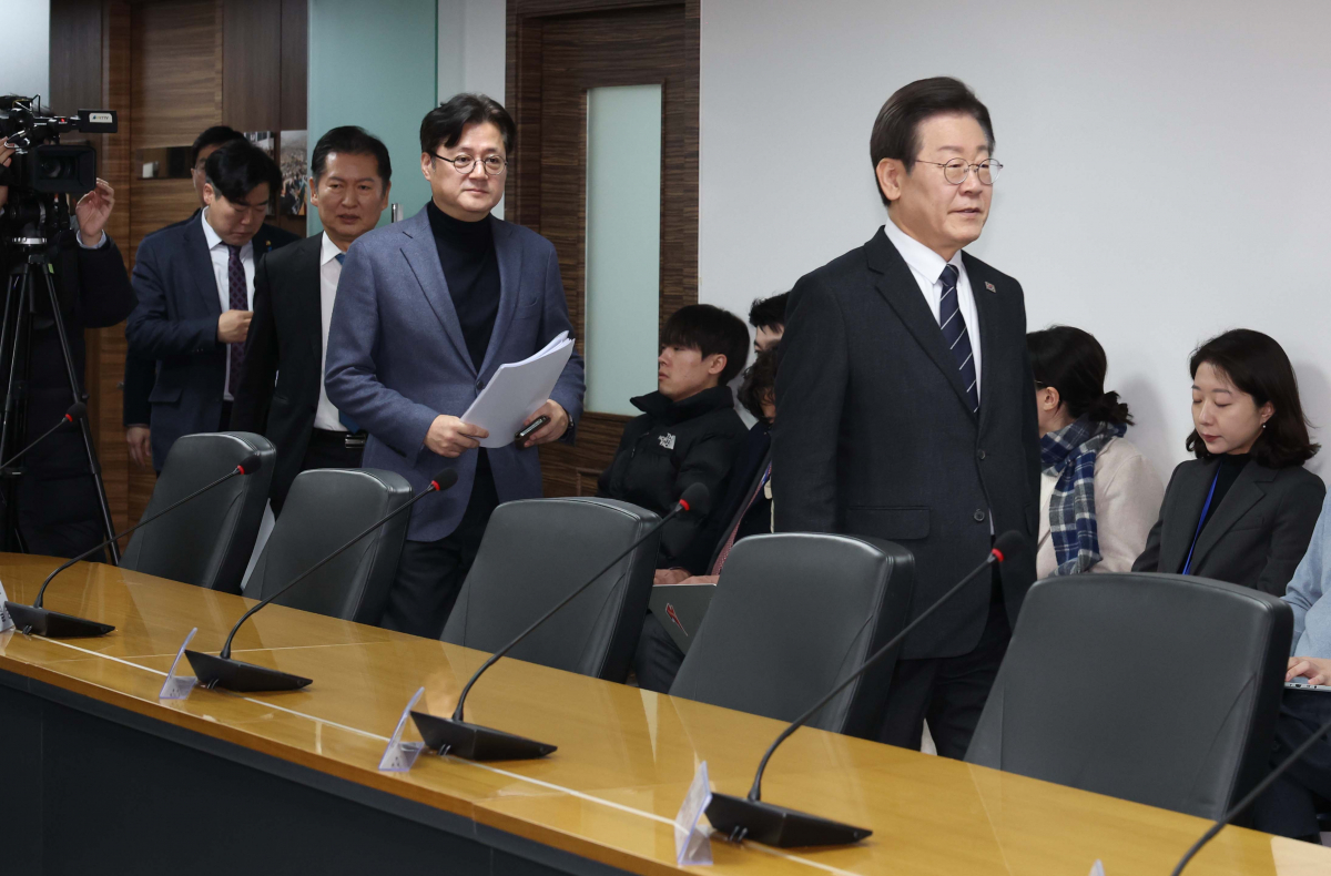 ▲이재명(오른쪽) 더불어민주당 대표 등이 23일 서울 여의도 민주당 중앙당사에서 열린 최고위원회의에 참석하고 있다. 신태현 기자 holjjak@