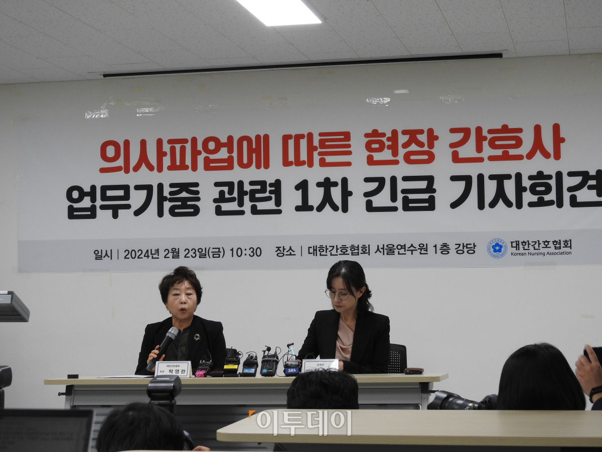▲탁영란 대한간호협회 회장(왼쪽)이 의사파업에 따른 현장 간호사 업무가중 관련 1차 긴급 기자회견에서 발언하고 있다.  (노상우 기자 nswreal@)