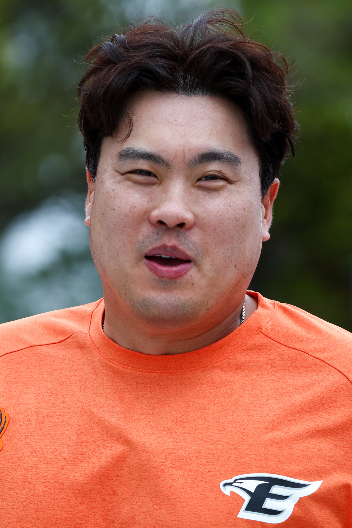 ▲한화 이글스와 8년 최대 총액 170억원에 계약한 류현진이 23일 일본 오키나와현 고친다 구장에서 열린 한화 이글스 2차 스프링캠프 훈련에서 컨디션을 묻는 구단 관계자들의 질문에 밝게 웃으며 답하고 있다. (연합뉴스)