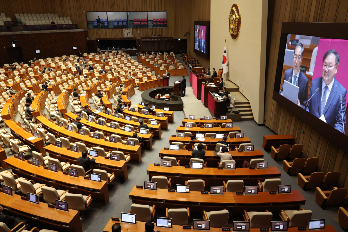 ▲한덕수 국무총리가 23일 서울 여의도 국회에서 열린 본회의 경제분야 대정부질문에서 의원 질의에 답하고 있다. 신태현 기자 holjjak@
