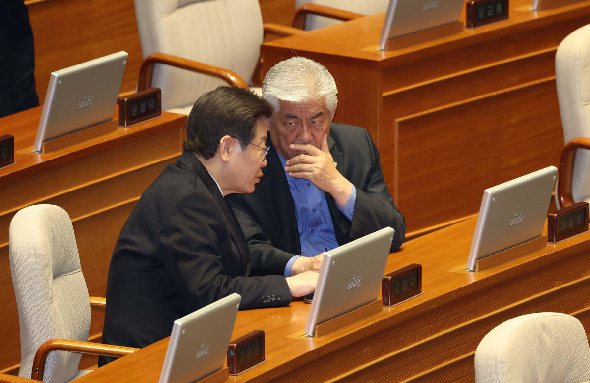 ▲이재명(왼쪽) 더불어민주당 대표가 23일 서울 여의도 국회에서 열린 본회의 경제분야 대정부질문에서 울산 북구 후보 무공천 관련 항의 표시를 한 이상헌 의원을 찾아 대화하고 있다. 신태현 기자 holjjak@