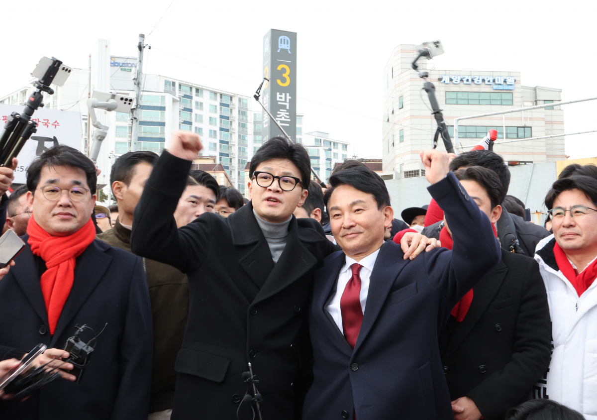 ▲[인천=뉴시스] 전진환 기자 = 한동훈 국민의힘 비상대책위원장이 23일 오후 인천 계양구 박촌역을 찾아 원희룡 계양을 후보의 지지발언을 하고 있다.  2024.02.23. amin2@newsis.com