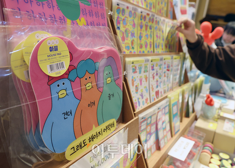 ▲23일 서울 강남구 삼성동 코엑스 D홀에서 열린 K-일러스트레이션페어 서울 2024에서 관람객들이 전시장을 둘러보고 있다. 25일까지 열리는 이번 행사에서는 한 해의 일러스트 산업 트렌드를 제시하고 개인 작가, 전문기업, 브랜드 등 다양한 작품을 만날 수 있다. 고이란 기자 photoeran@