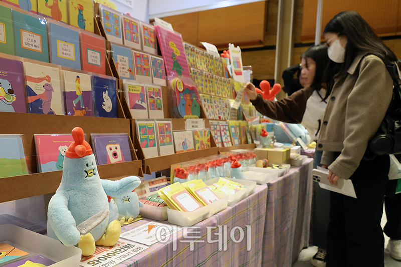 ▲23일 서울 강남구 삼성동 코엑스 D홀에서 열린 K-일러스트레이션페어 서울 2024에서 관람객들이 전시장을 둘러보고 있다. 25일까지 열리는 이번 행사에서는 한 해의 일러스트 산업 트렌드를 제시하고 개인 작가, 전문기업, 브랜드 등 다양한 작품을 만날 수 있다. 고이란 기자 photoeran@