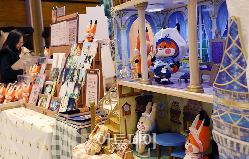 ▲23일 서울 강남구 삼성동 코엑스 D홀에서 열린 K-일러스트레이션페어 서울 2024에서 관람객들이 전시장을 둘러보고 있다. 25일까지 열리는 이번 행사에서는 한 해의 일러스트 산업 트렌드를 제시하고 개인 작가, 전문기업, 브랜드 등 다양한 작품을 만날 수 있다. 고이란 기자 photoeran@