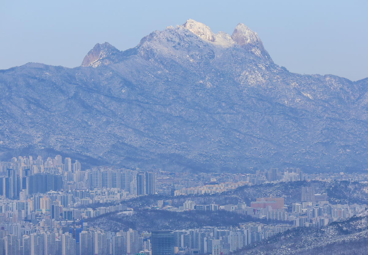 ▲23일 경기도 광주시 남한산성에서 바라본 서울 북한산이 전날 내린 눈으로 덮여 있다. (연합뉴스)