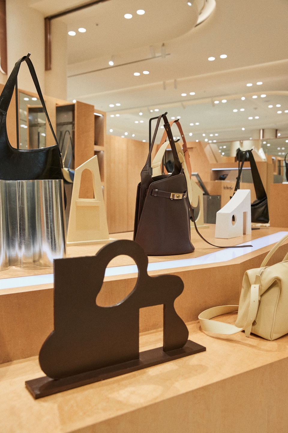 ▲'아카이브 앱크' 신세계백화점 강남점 전경. (사진제공=코오롱FnC)