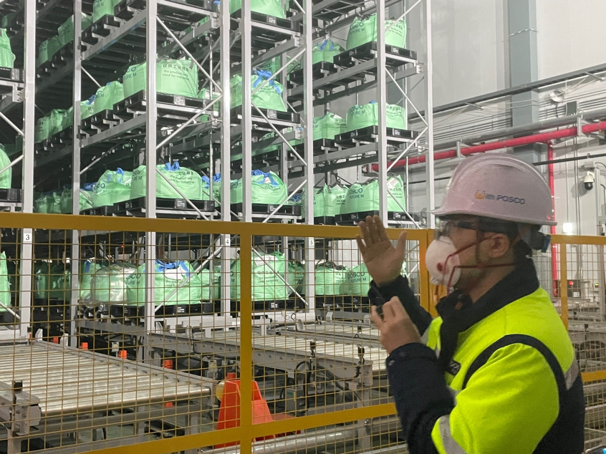 ▲포스코퓨처엠 광양 양극재 공장 내 약 1만2000톤(t)의 원료와 제품을 저장할 수 있는 자동화창고 모습 (사진제공=포스코퓨처엠)