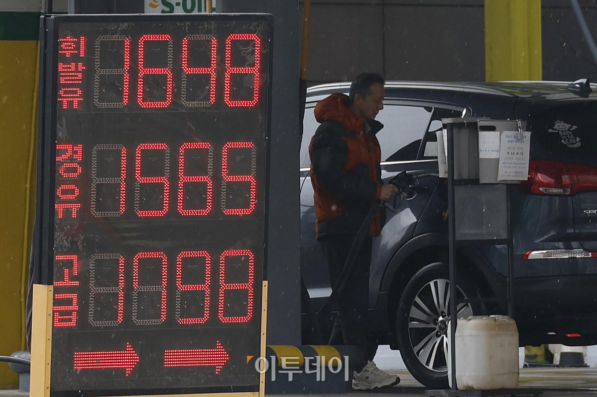 ▲전국 주유소 휘발유·경유 판매 가격이 4주 연속 상승했다. 한국석유공사 유가정보서비스 오피넷에 따르면 2월 셋째 주 전국 주유소 휘발유 평균 판매 가격은 리터당 1627.1원으로 지난주보다 17.6원 상승했다. 경유 평균 판매 가격은 지난주보다 16.9원 상승한 1529.5원으로 집계됐다. 25일 서울 시내의 한 주유소에 유가정보가 게시돼 있다. 조현호 기자 hyunho@