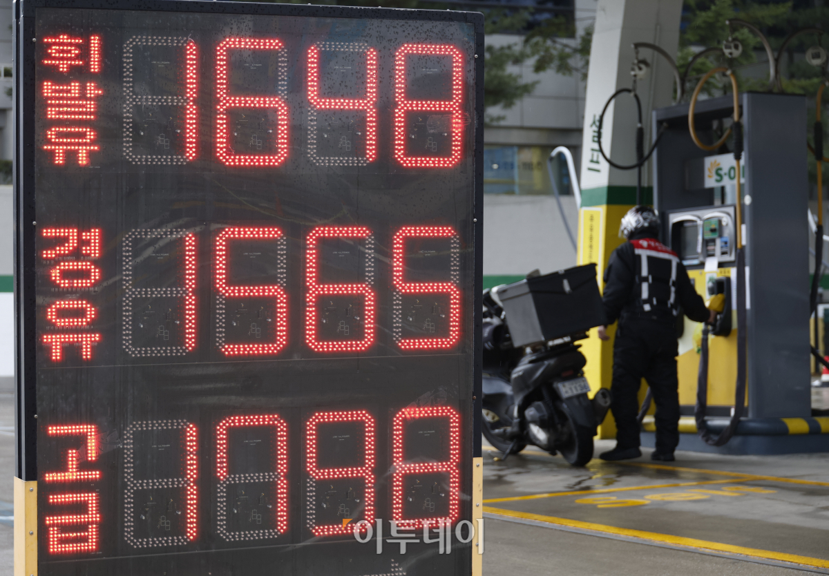 ▲전국 주유소 휘발유·경유 판매 가격이 4주 연속 상승했다. 한국석유공사 유가정보서비스 오피넷에 따르면 2월 셋째 주 전국 주유소 휘발유 평균 판매 가격은 리터당 1627.1원으로 지난주보다 17.6원 상승했다. 경유 평균 판매 가격은 지난주보다 16.9원 상승한 1529.5원으로 집계됐다. 25일 서울 시내의 한 주유소에 유가정보가 게시돼 있다. 조현호 기자 hyunho@