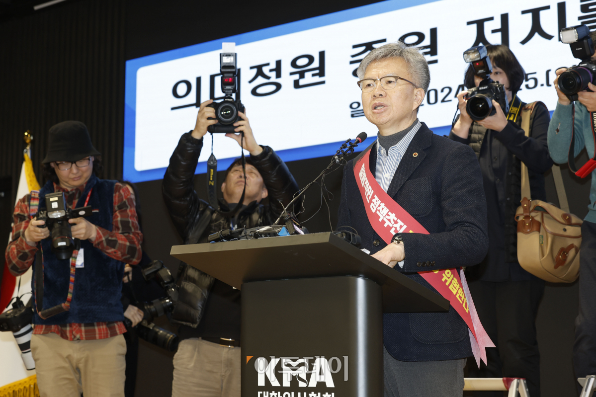 ▲김택우 대한의사협회 비상대책위원회 위원장이 25일 서울 용산구 대한의사협회에서 열린 의대정원 증원 저지를 위한 전국의사대표자 확대회의에서 개회사를 하고 있다. 조현호 기자 hyunho@