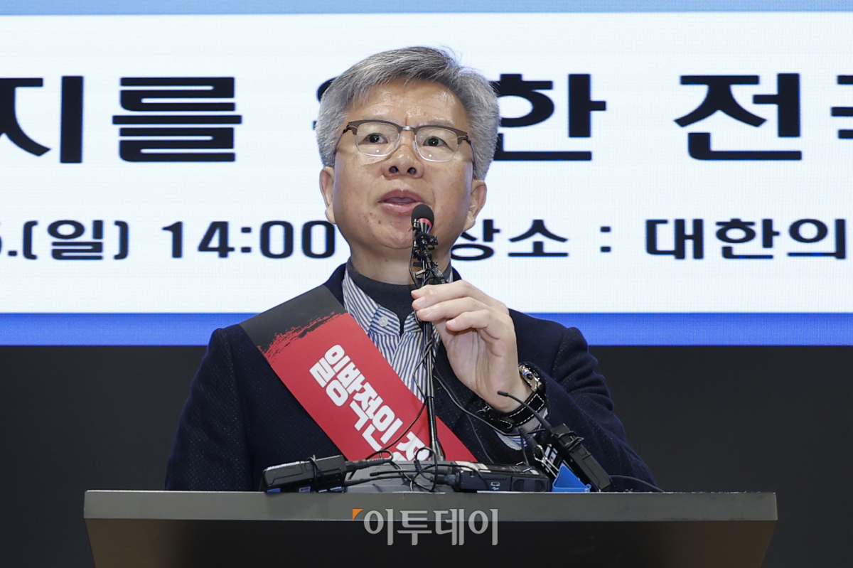 ▲김택우 대한의사협회 비상대책위원회 위원장이 25일 서울 용산구 대한의사협회에서 열린 의대정원 증원 저지를 위한 전국의사대표자 확대회의에서 개회사를 하고 있다. 조현호 기자 hyunho@