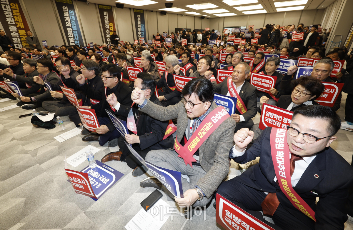 ▲25일 서울 용산구 대한의사협회에서 열린 의대정원 증원 저지를 위한 전국의사대표자 확대회의에서 의사들이 구호를 외치고 있다. 조현호 기자 hyunho@
