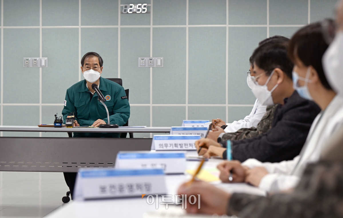 ▲전공의 파업이 이어지는 25일 경기 성남시 국군수도병원 국군외상센터를 찾은 한덕수 국무총리가 의사 집단행동 대비 현장점검에 앞서 모두발언을 하고 있다. 청사사진기자단