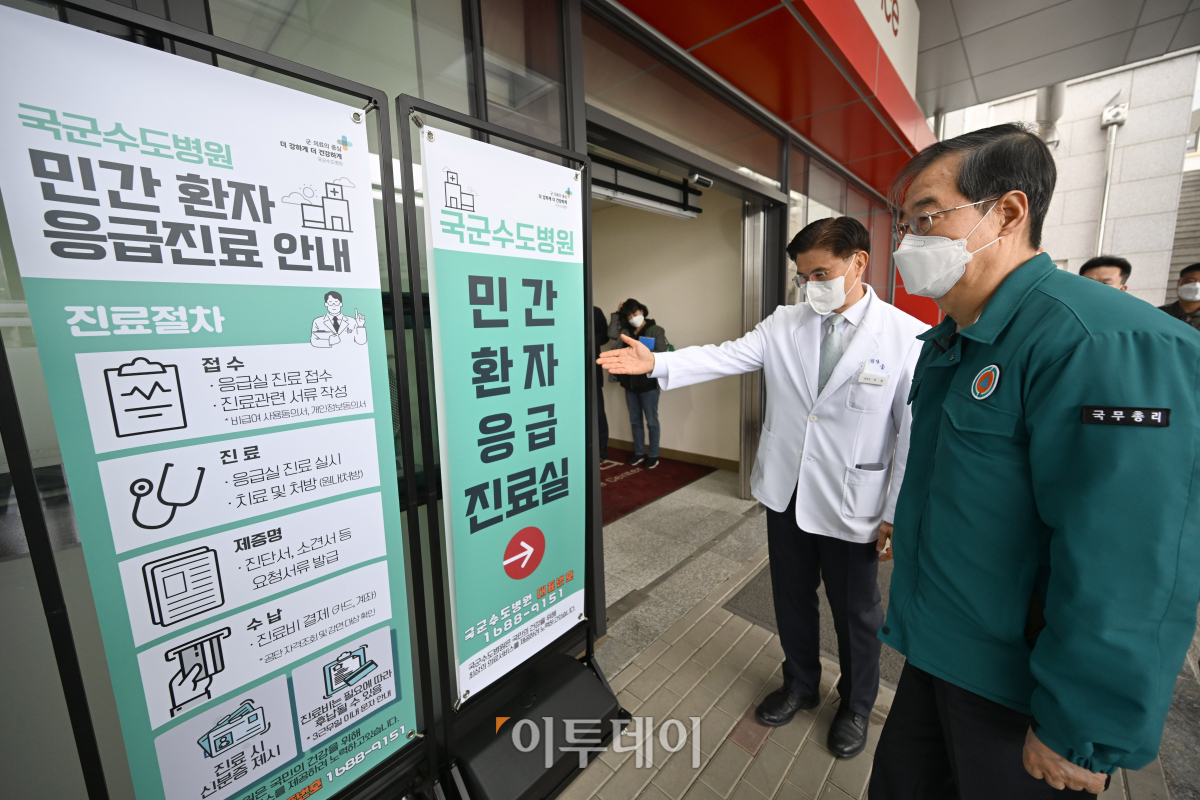 ▲전공의 파업이 이어지는 25일 경기 성남시 국군수도병원 국군외상센터를 찾은 한덕수 국무총리가 석웅 국군수도병원장의 소개로 민간환자 응급진료 안내판을 보고 있다. 청사사진기자단