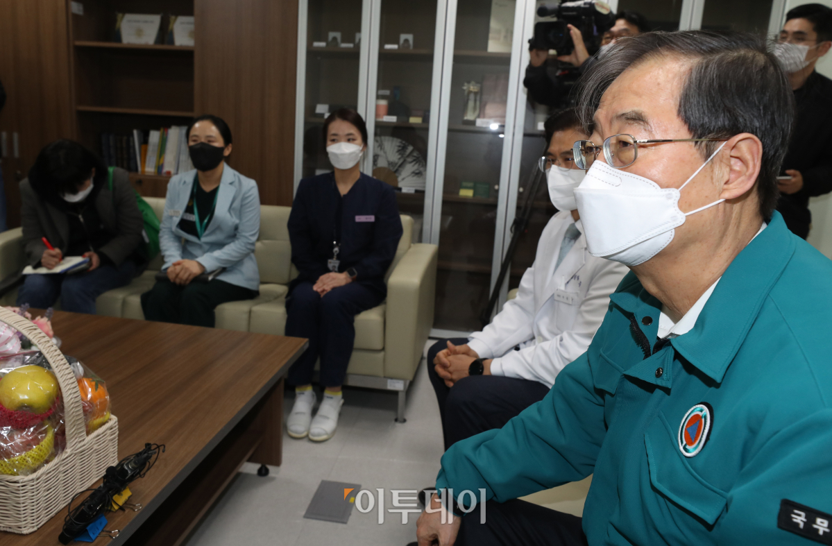 ▲전공의 파업이 이어지는 가운데 25일 경기 성남시 분당구 국군수도병원을 찾은 한덕수 국무총리가 민간인 환자 가족과 의료진을 만나 격려하고 있다. 청사사진기자단