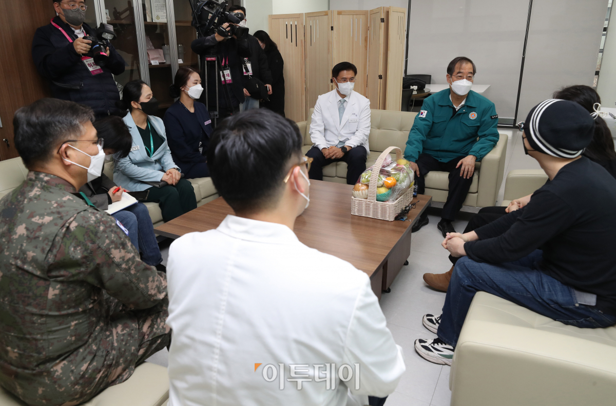 ▲전공의 파업이 이어지는 가운데 25일 경기 성남시 분당구 국군수도병원을 찾은 한덕수 국무총리가 민간인 환자 가족과 의료진을 만나 격려하고 있다. 청사사진기자단