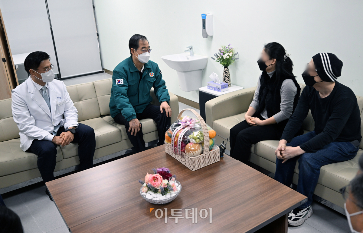 ▲전공의 파업이 이어지는 25일 경기 성남시 국군수도병원 국군외상센터를 찾은 한덕수 국무총리가 민간인 환자 가족들을 만나 격려하고 있다. 왼쪽은 석웅 국군수도병원장. 청사사진기자단