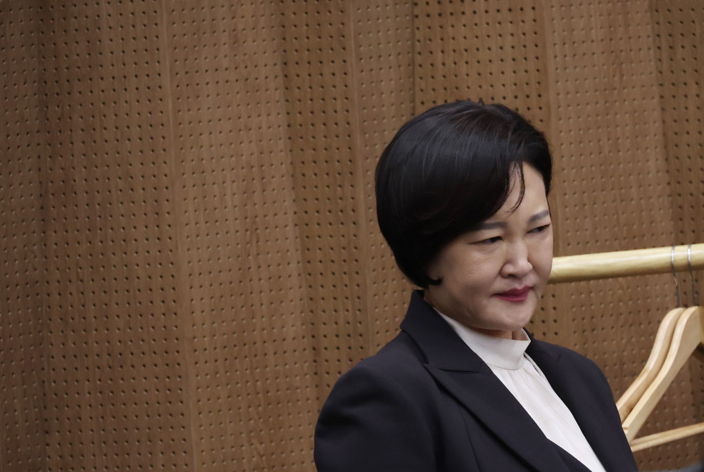 ▲이수진 더불어민주당 의원이 22일 국회에서 탈당 기자회견을 앞두고 취재진과 대화하던 중 눈물을 참는 듯한 표정을 보이고 있다.   (연합뉴스)