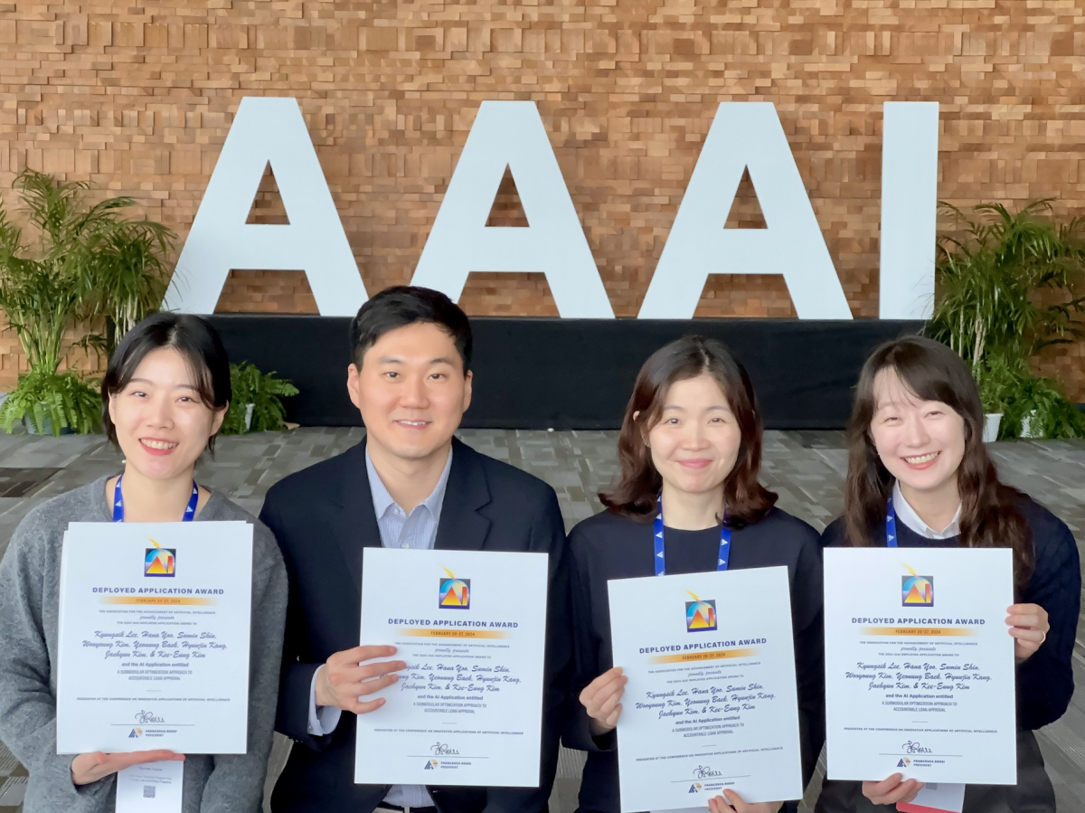 ▲전 세계 금융사 최초로 국제인공지능학회 '혁신적 인공지능 응용상(IAAI)'을 2년 연속 수상한 현대캐피탈 리스크모델링팀 담당자들이 기념촬영을 하고 있다 (현대캐피탈)