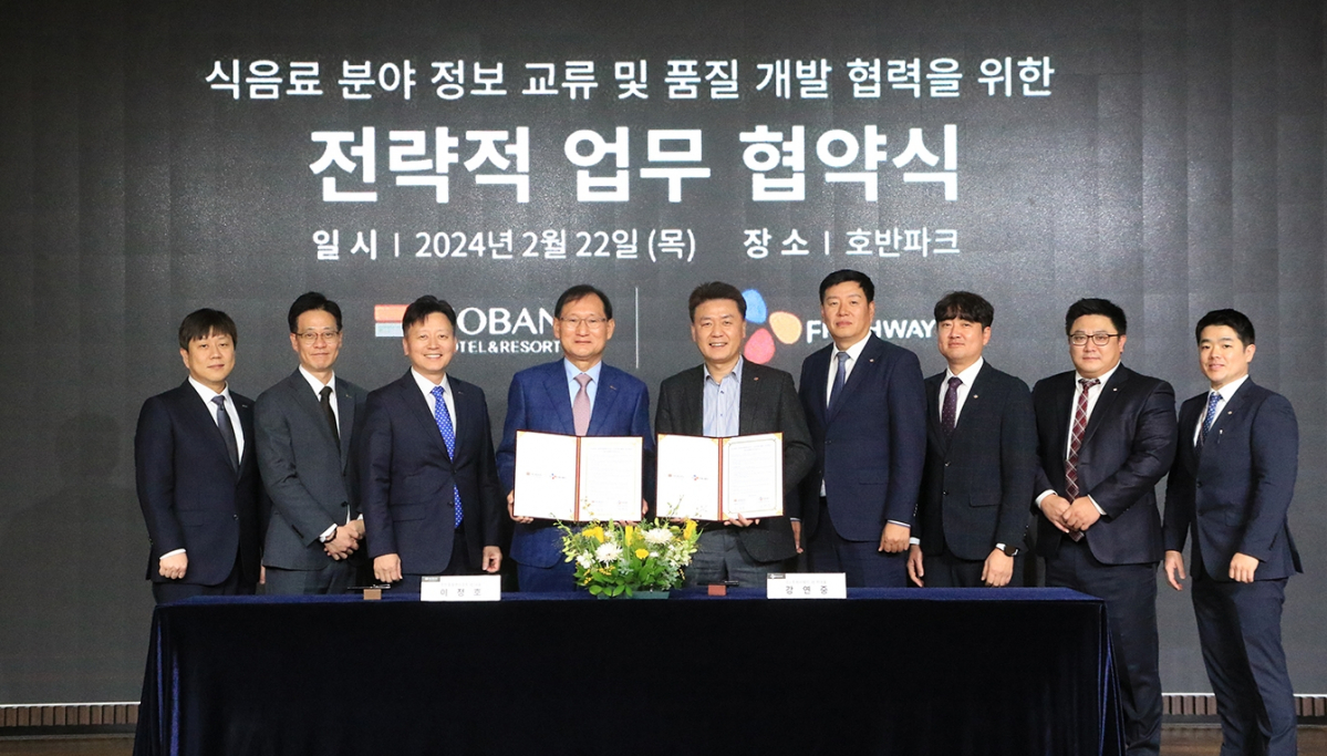 ▲사진은 CJ프레시웨이 강연중 FD사업본부장(우측에서 다섯 번째), 배도수 급식사업담당(우측에서 네 번째), 호반호텔앤리조트 이정호 대표이사(좌측에서 네 번째), 송원영 R&D 팀장(좌측에서 두 번째) 등 주요 관계자가 기념사진을 촬영하는 모습. (사진제공=CJ프레시웨이)