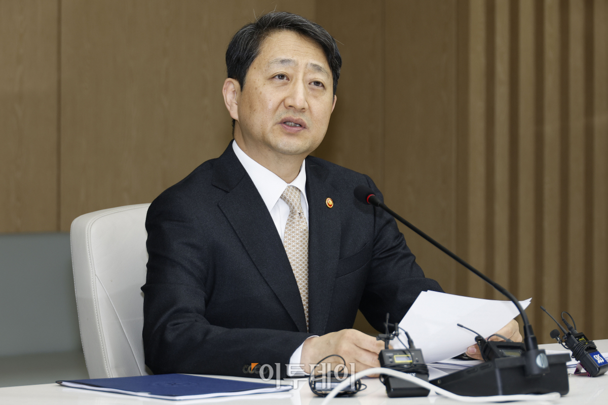 ▲안덕근 산업통상자원부 장관이 26일 오전 서울 중구 대한상공회의소에서 열린 반도체 산업 초격차 확보를 위한 민·관 반도체 전략 간담회에서 모두발언을 하고 있다. 조현호 기자 hyunho@