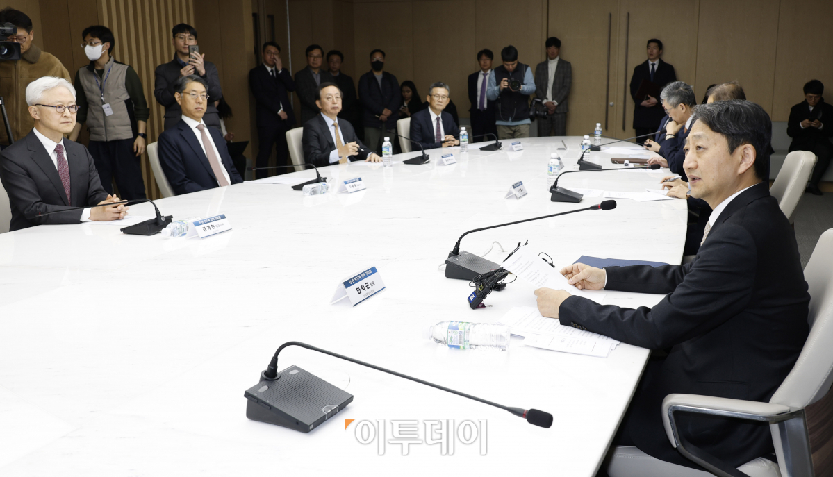 ▲안덕근 산업통상자원부 장관이 26일 오전 서울 중구 대한상공회의소에서 열린 반도체 산업 초격차 확보를 위한 민·관 반도체 전략 간담회에서 모두발언을 하고 있다. 조현호 기자 hyunho@