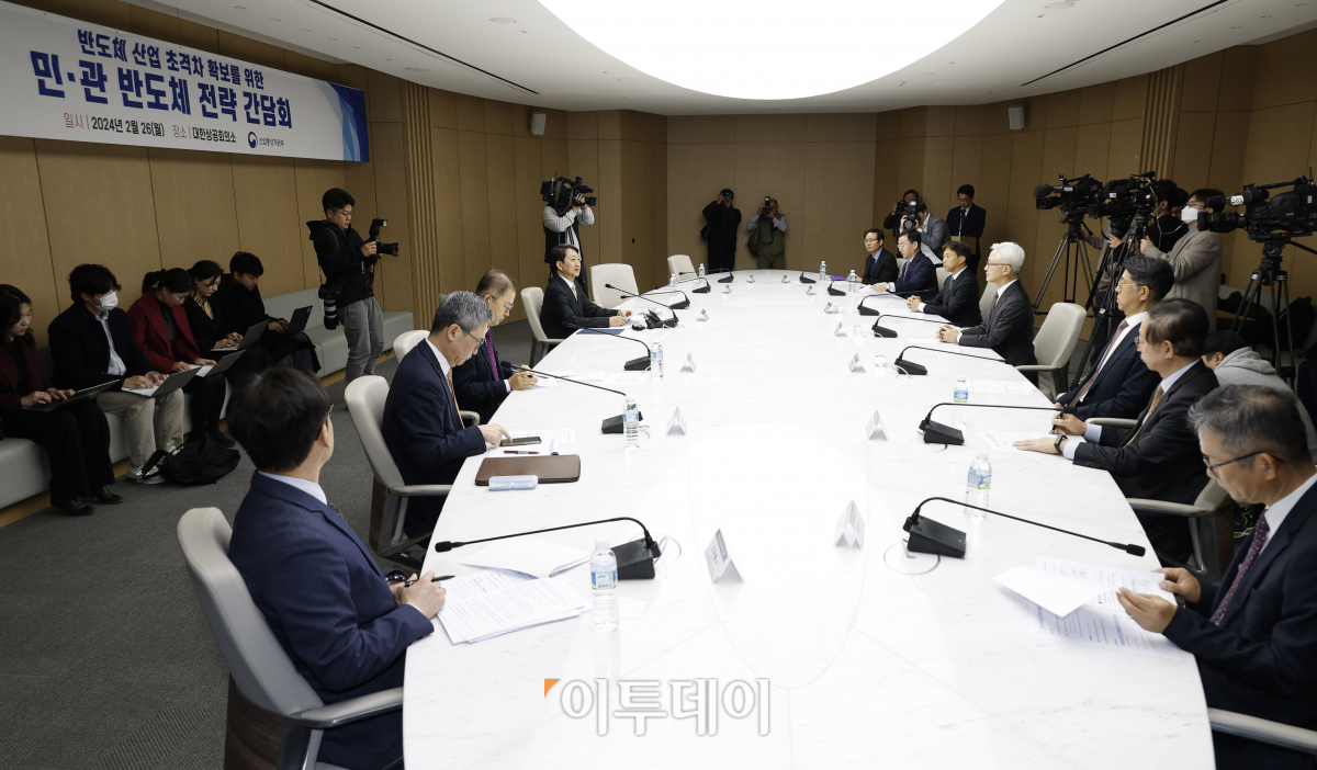 ▲안덕근 산업통상자원부 장관이 26일 오전 서울 중구 대한상공회의소에서 열린 반도체 산업 초격차 확보를 위한 민·관 반도체 전략 간담회에서 모두발언을 하고 있다. 조현호 기자 hyunho@