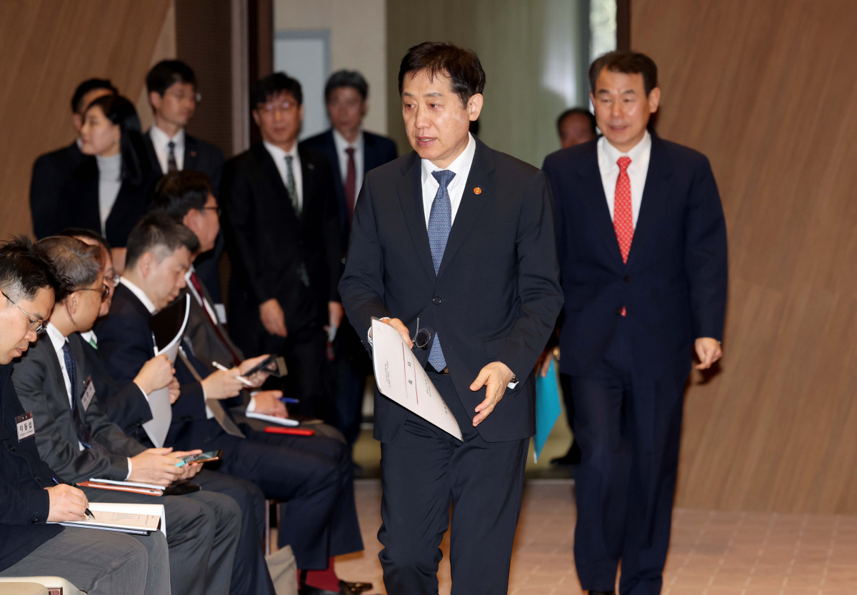 ▲김주현(가운데) 금융위원장과 정은보 한국거래소 이사장이 26일 서울 여의도 한국거래소 서울사무소에서 열린 ‘한국 증시 도약을 위한 기업 밸류업 지원방안 1차 세미나’에 참석하고 있다. 신태현 기자 holjjak@