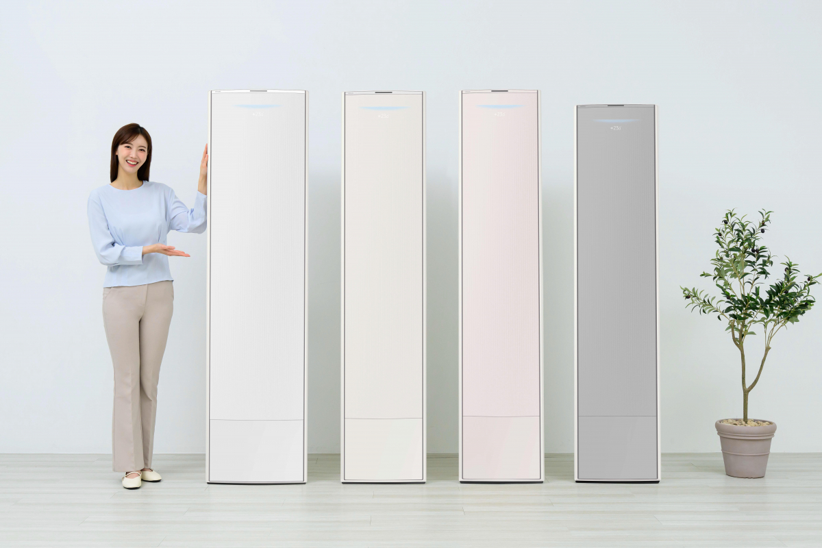 ▲삼성전자가 에너지 절약 기능을 강화한 2024년형 비스포크 무풍에어컨을 출시한다고 2월 26일 밝혔다. 삼성전자 모델이 스탠드형 '비스포크 무풍에어컨 갤러리' 신제품을 소개하는 모습 (사진제공-삼성전자)