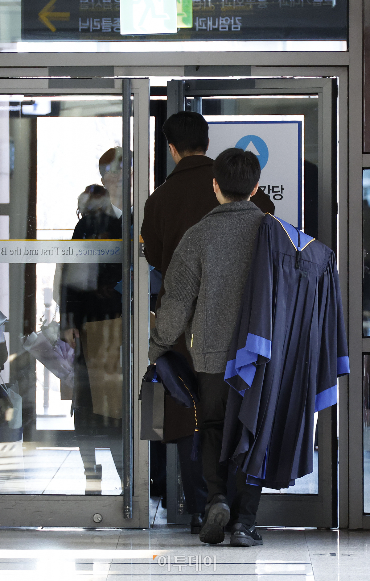 ▲26일 서울 서대문구 세브란스병원에서 학생들이 연세대학교 의과대학 2023학년도 학위수여식에 참석하기 위해 이동하고 있다. 조현호 기자 hyunho@