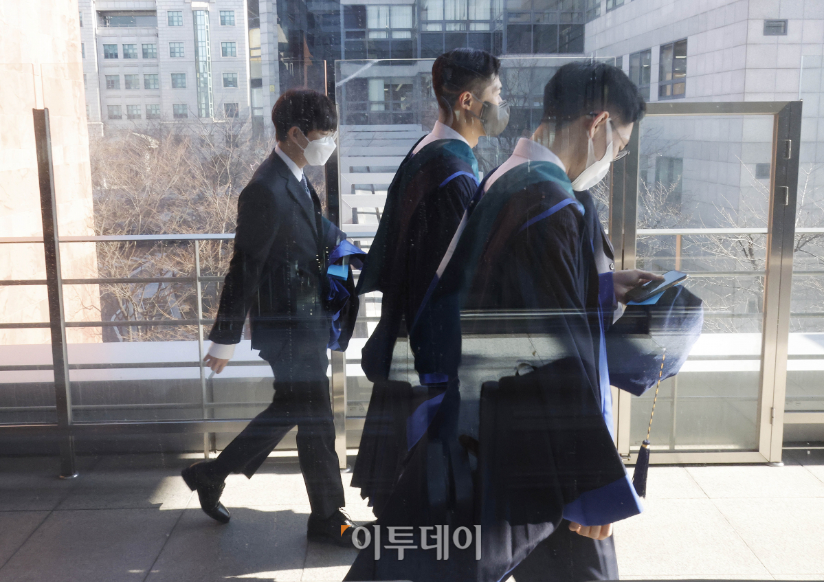 ▲26일 서울 서대문구 세브란스병원에서 학생들이 연세대학교 의과대학 2023학년도 학위수여식에 참석하기 위해 이동하고 있다. 조현호 기자 hyunho@