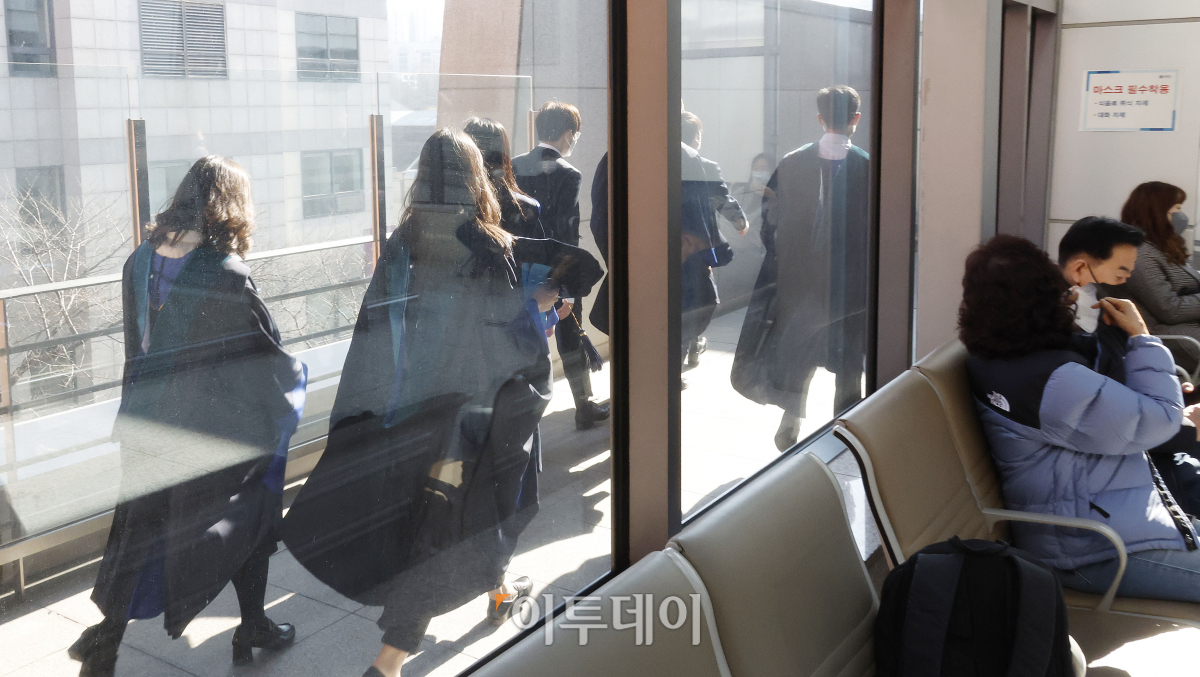 ▲26일 서울 서대문구 세브란스병원에서 학생들이 연세대학교 의과대학 2023학년도 학위수여식에 참석하기 위해 이동하고 있다. 조현호 기자 hyunho@