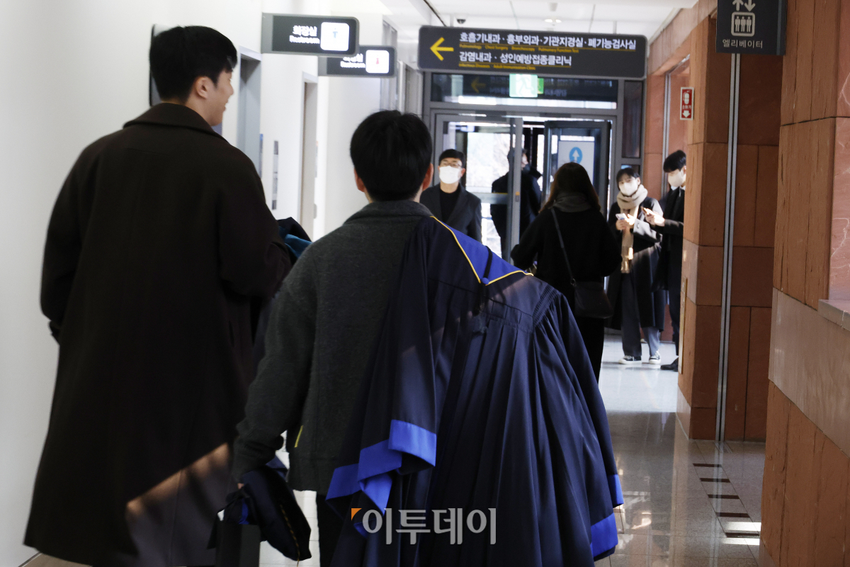 ▲26일 서울 서대문구 세브란스병원에서 학생들이 연세대학교 의과대학 2023학년도 학위수여식에 참석하기 위해 이동하고 있다. 조현호 기자 hyunho@