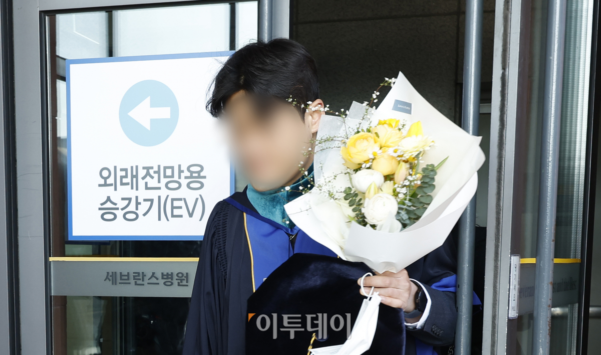 ▲26일 서울 서대문구 세브란스병원에서 학생들이 연세대학교 의과대학 2023학년도 학위수여식에 참석하기 위해 이동하고 있다. 조현호 기자 hyunho@