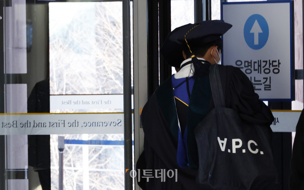 ▲26일 서울 서대문구 세브란스병원에서 학생들이 연세대학교 의과대학 2023학년도 학위수여식에 참석하기 위해 이동하고 있다. 조현호 기자 hyunho@