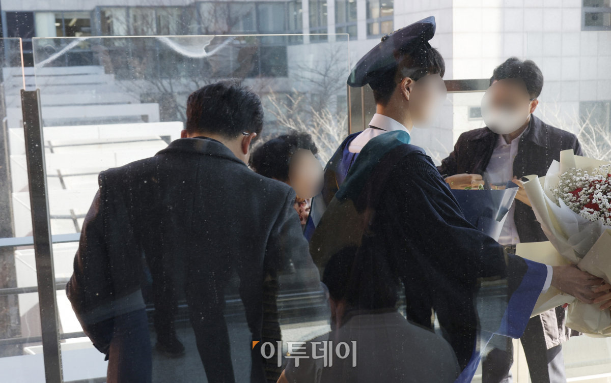 ▲26일 서울 서대문구 세브란스병원에서 학생들이 연세대학교 의과대학 2023학년도 학위수여식에 참석하기 위해 이동하고 있다. 조현호 기자 hyunho@