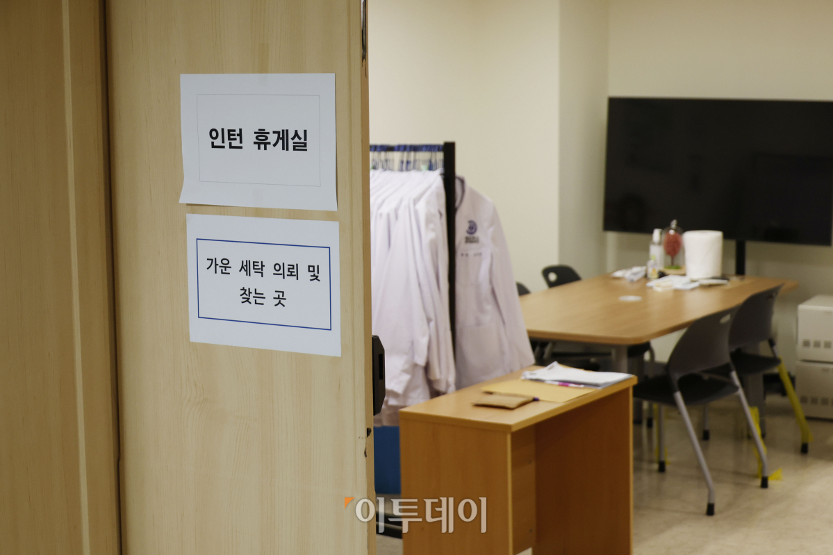 ▲전국의 의과대학을 졸업해 수련을 앞둔 예비 인턴들이 임용 포기를 하고 나선 가운데 26일 서울의 한 대학병원 의국 휴게실에 의사 가운이 걸려 있다. 조현호 기자 hyunho@