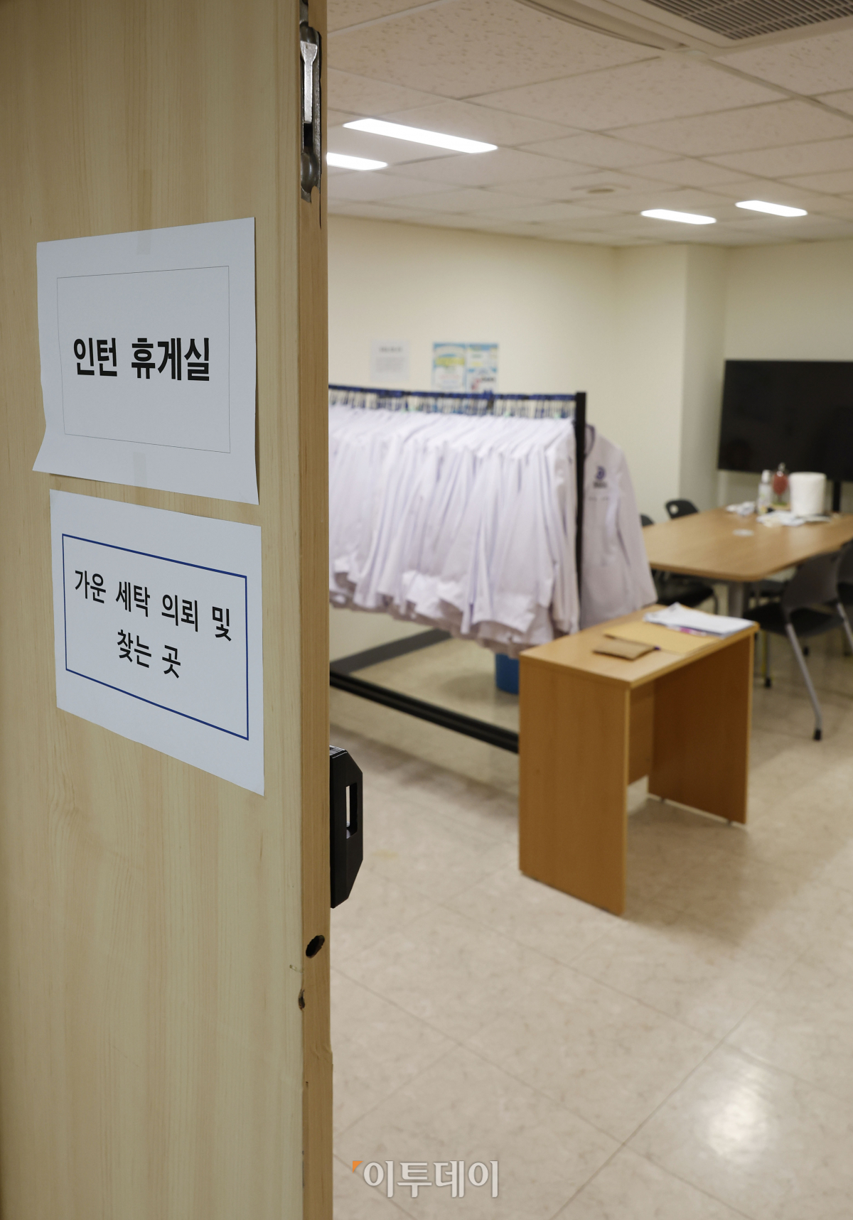 ▲전국의 의과대학을 졸업해 수련을 앞둔 예비 인턴들이 임용 포기를 하고 나선 가운데 26일 서울의 한 대학병원 의국 휴게실에 의사 가운이 걸려 있다. (조현호 기자 hyunho@)