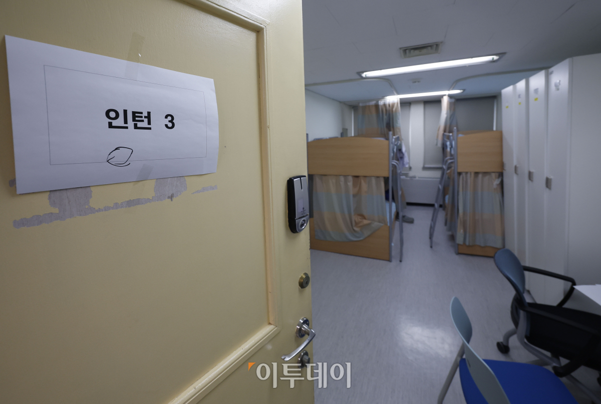 ▲전국의 의과대학을 졸업해 수련을 앞둔 예비 인턴들이 임용 포기를 하고 나선 가운데 26일 서울의 한 대학병원 의국 생활관이 비어있다. 조현호 기자 hyunho@